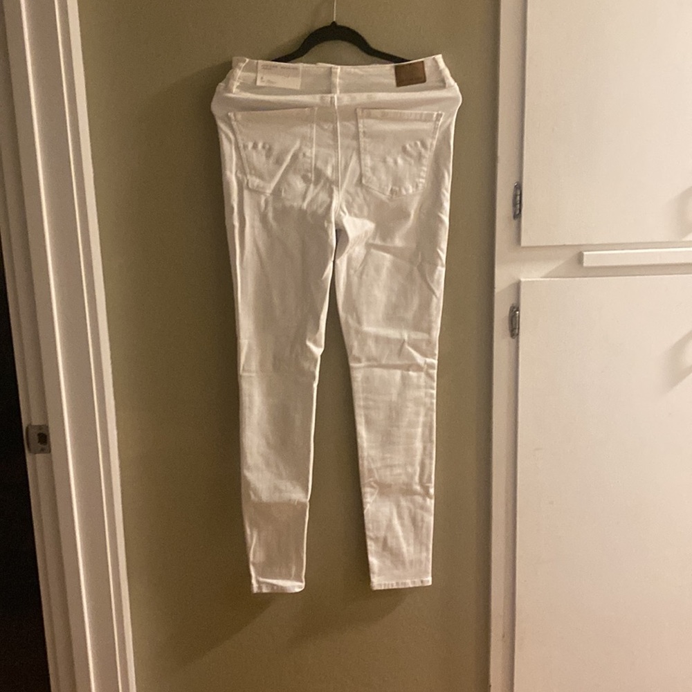 Woman’a American Eagle Jeans